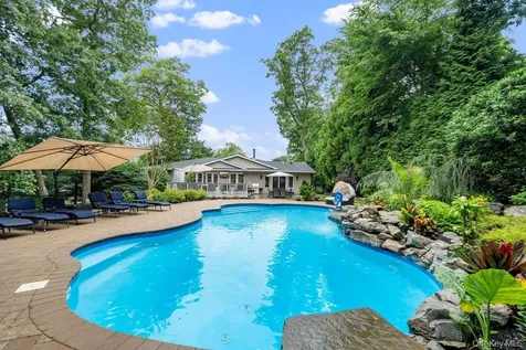 6 Colonial Gate Plainview NY 11803