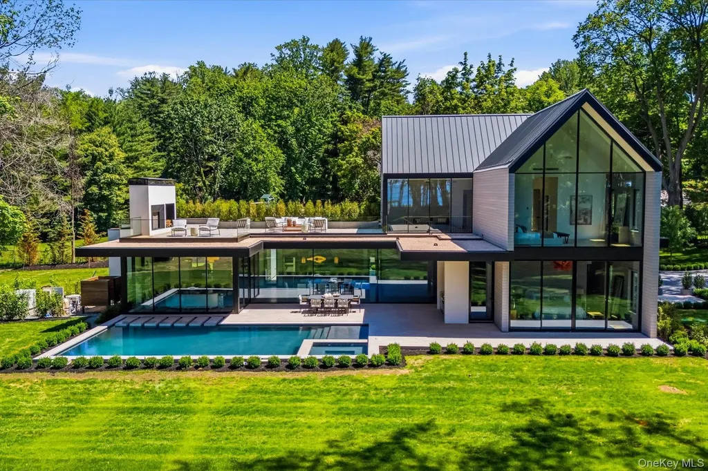 28 Watch Way Lloyd Harbor NY 11743