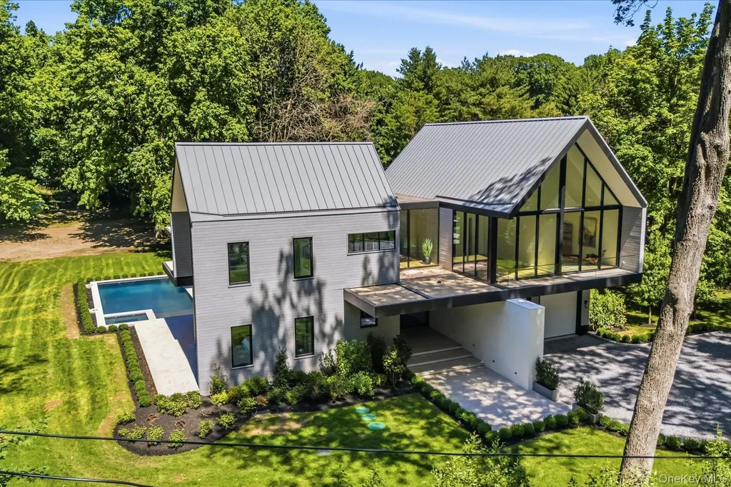 28 Watch Way Lloyd Harbor NY 11743