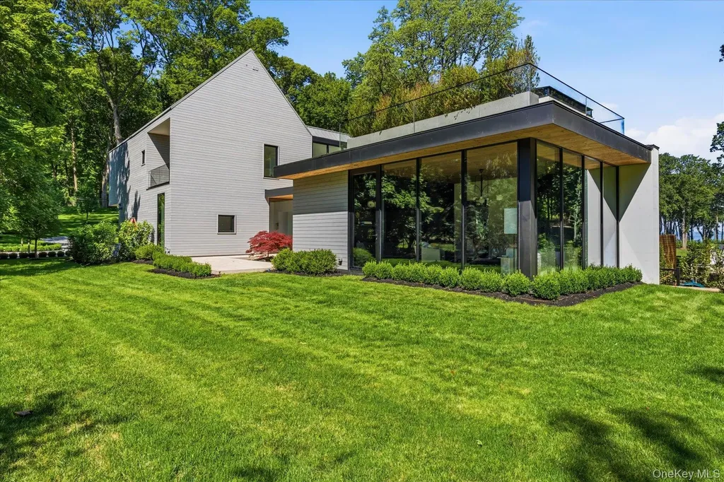 28 Watch Way Lloyd Harbor NY 11743