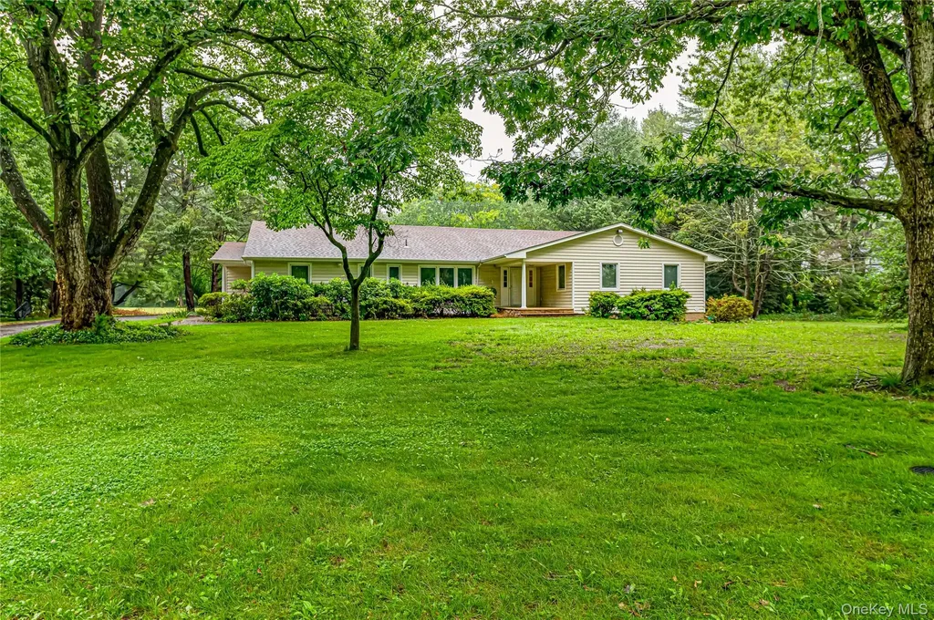 8 Woodvale Drive Laurel Hollow NY 11791