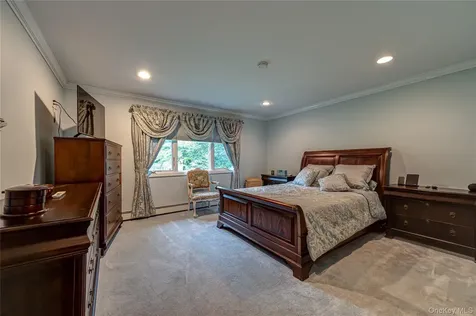 8 Woodvale Drive Laurel Hollow NY 11791
