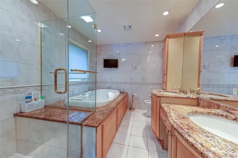 8 Woodvale Drive Laurel Hollow NY 11791