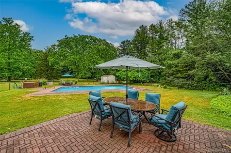 8 Woodvale Drive Laurel Hollow NY 11791