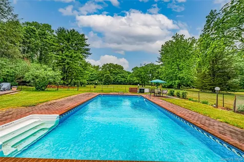 8 Woodvale Drive Laurel Hollow NY 11791