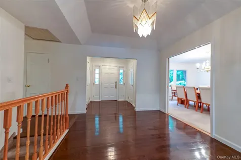 8 Woodvale Drive Laurel Hollow NY 11791