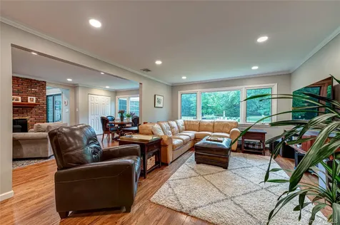 8 Woodvale Drive Laurel Hollow NY 11791