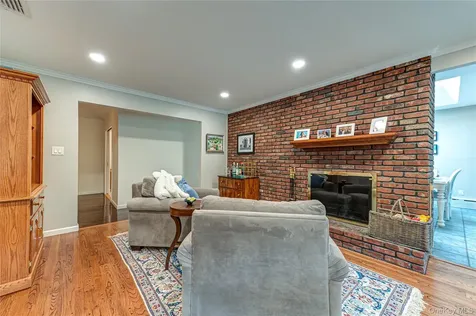 8 Woodvale Drive Laurel Hollow NY 11791
