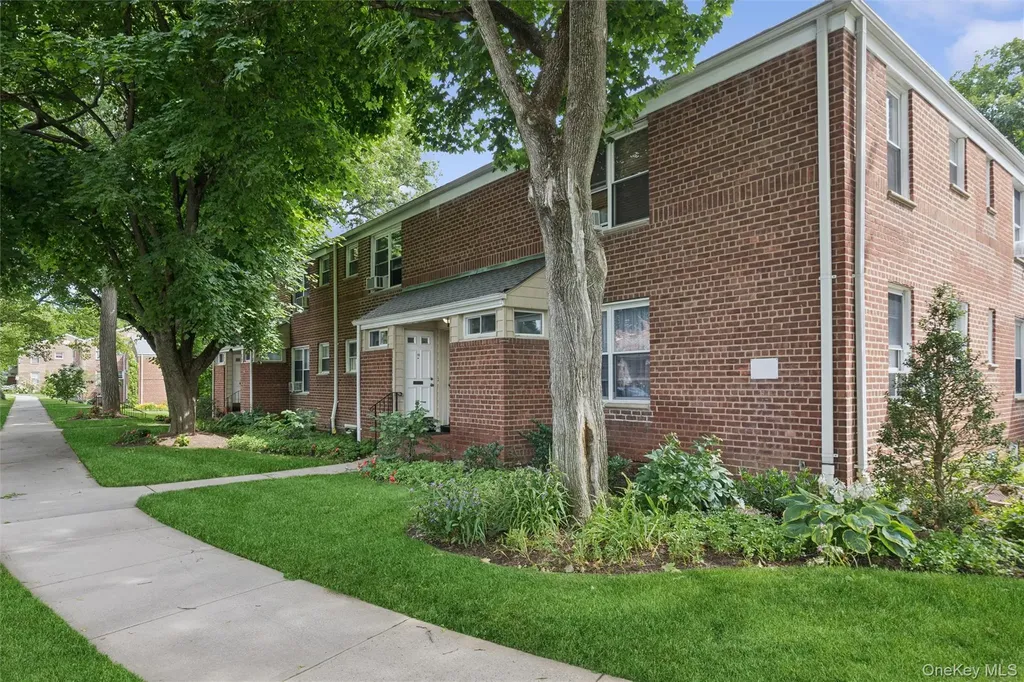 43 Edwards Street Roslyn Heights NY 11577