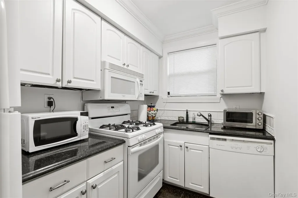 43 Edwards Street Roslyn Heights NY 11577