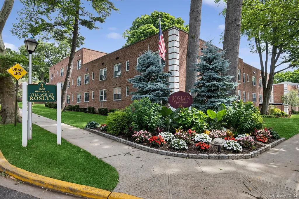 43 Edwards Street Roslyn Heights NY 11577