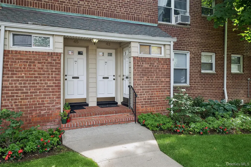 43 Edwards Street Roslyn Heights NY 11577