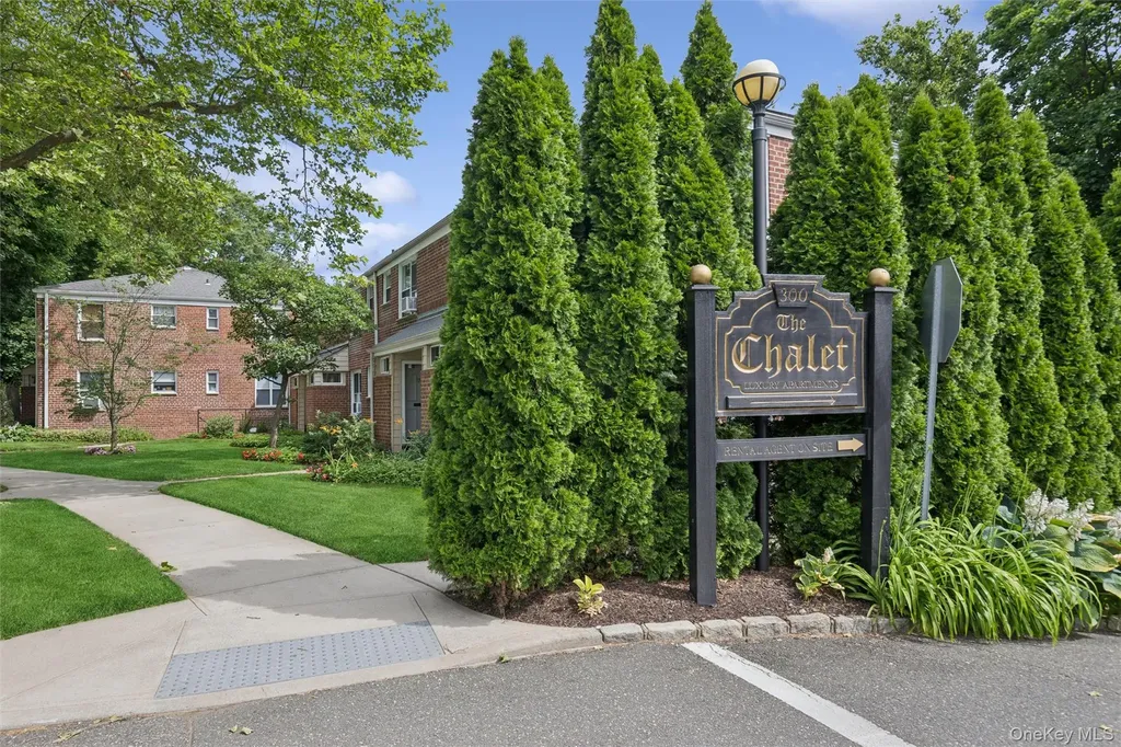 43 Edwards Street Roslyn Heights NY 11577
