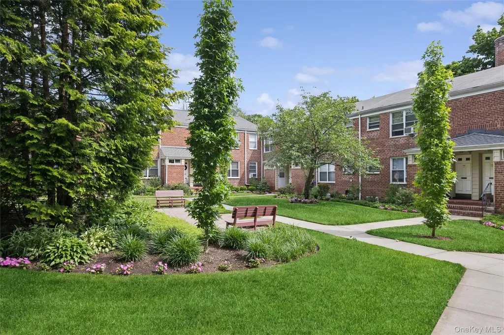 43 Edwards Street Roslyn Heights NY 11577