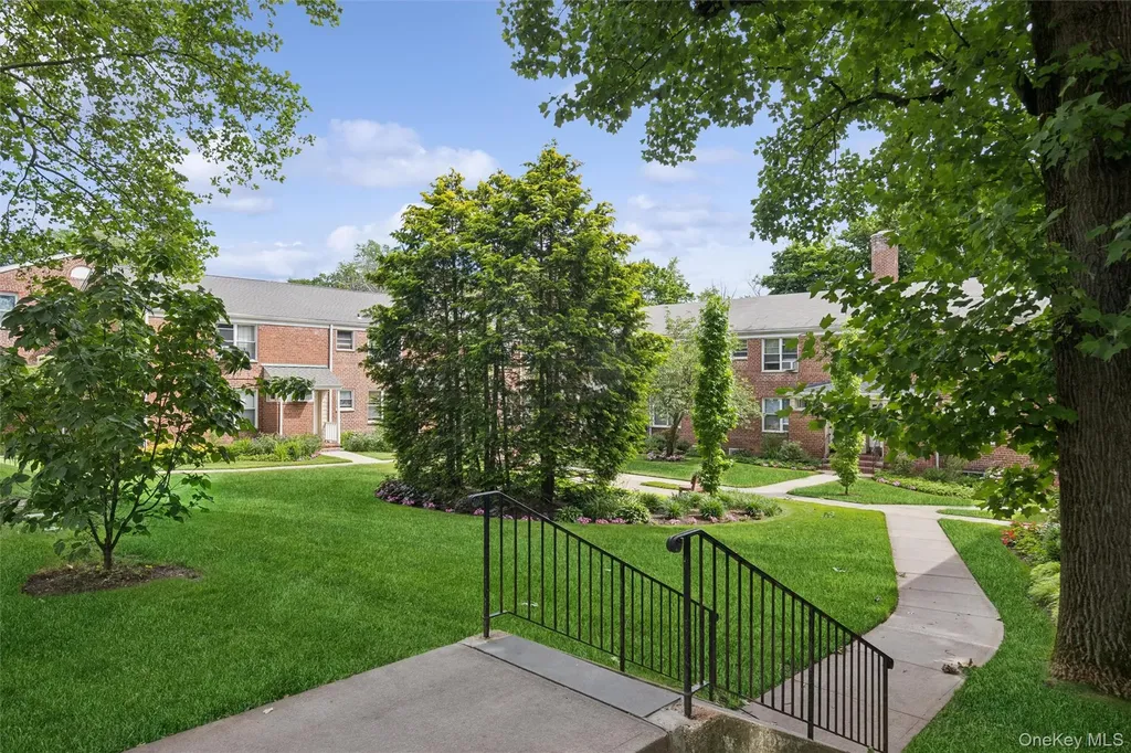 43 Edwards Street Roslyn Heights NY 11577