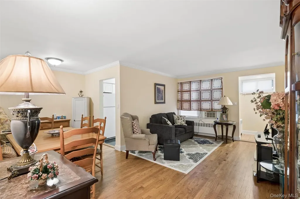 43 Edwards Street Roslyn Heights NY 11577