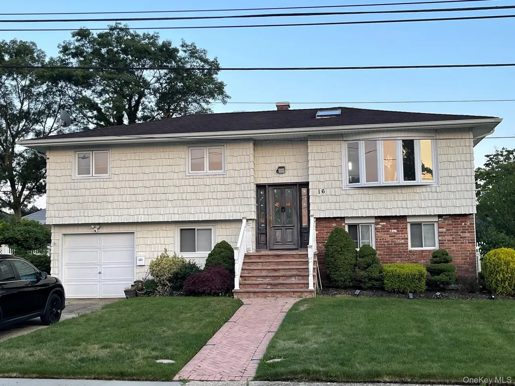 16 Espie Lane North Babylon NY 11703
