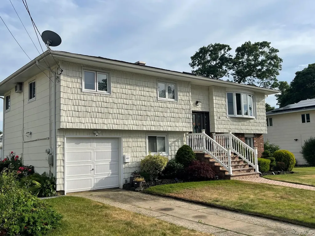 16 Espie Lane North Babylon NY 11703