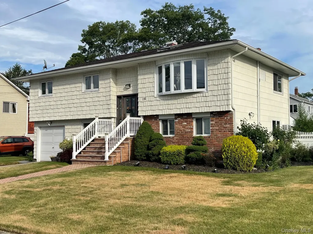 16 Espie Lane North Babylon NY 11703