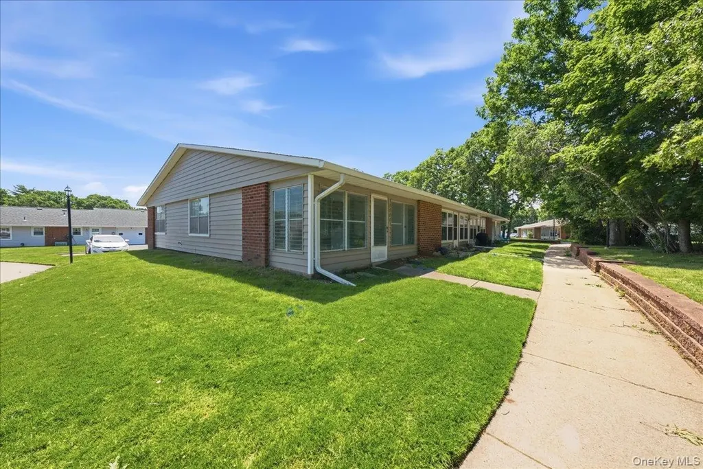 158 Falmouth Court Ridge NY 11961
