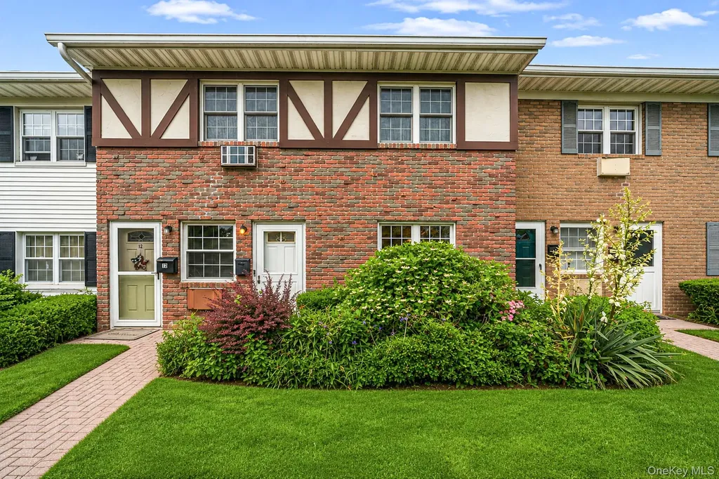 11 Springwood Drive North Babylon NY 11703