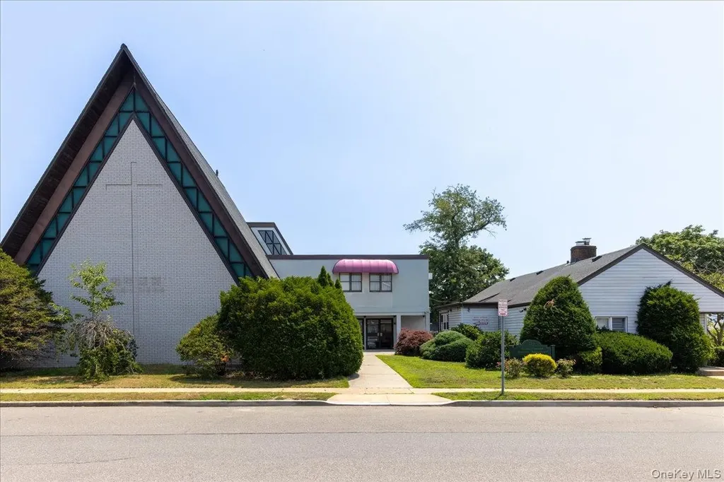 215 N Hillside Avenue Valley Stream NY 11580