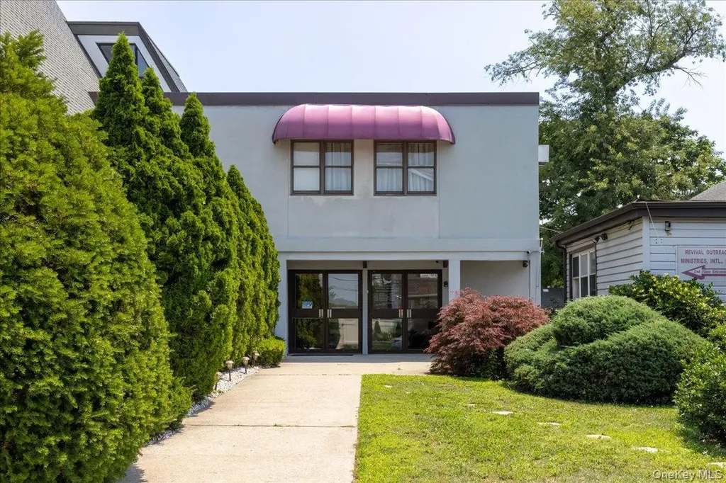 215 N Hillside Avenue Valley Stream NY 11580