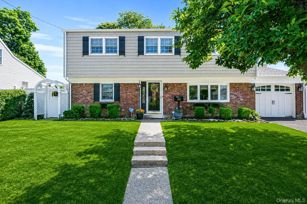 332 N Monroe Avenue Lindenhurst NY 11757