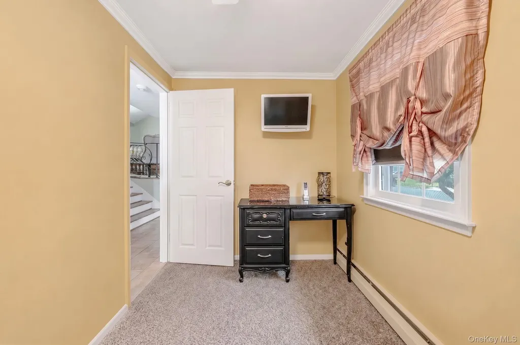 332 N Monroe Avenue Lindenhurst NY 11757