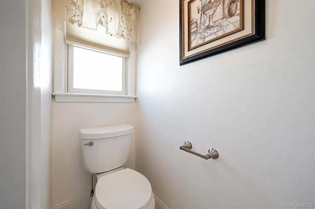 332 N Monroe Avenue Lindenhurst NY 11757