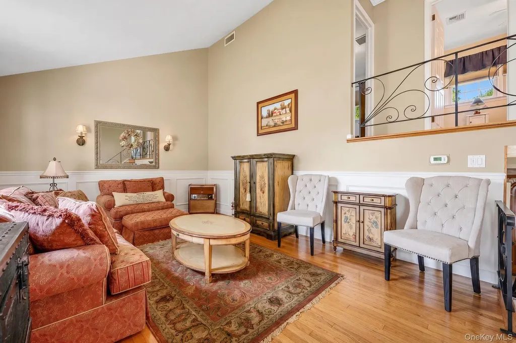 332 N Monroe Avenue Lindenhurst NY 11757