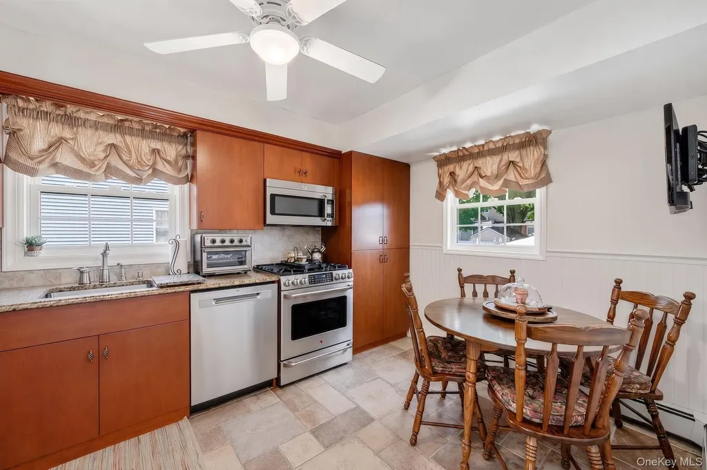 332 N Monroe Avenue Lindenhurst NY 11757