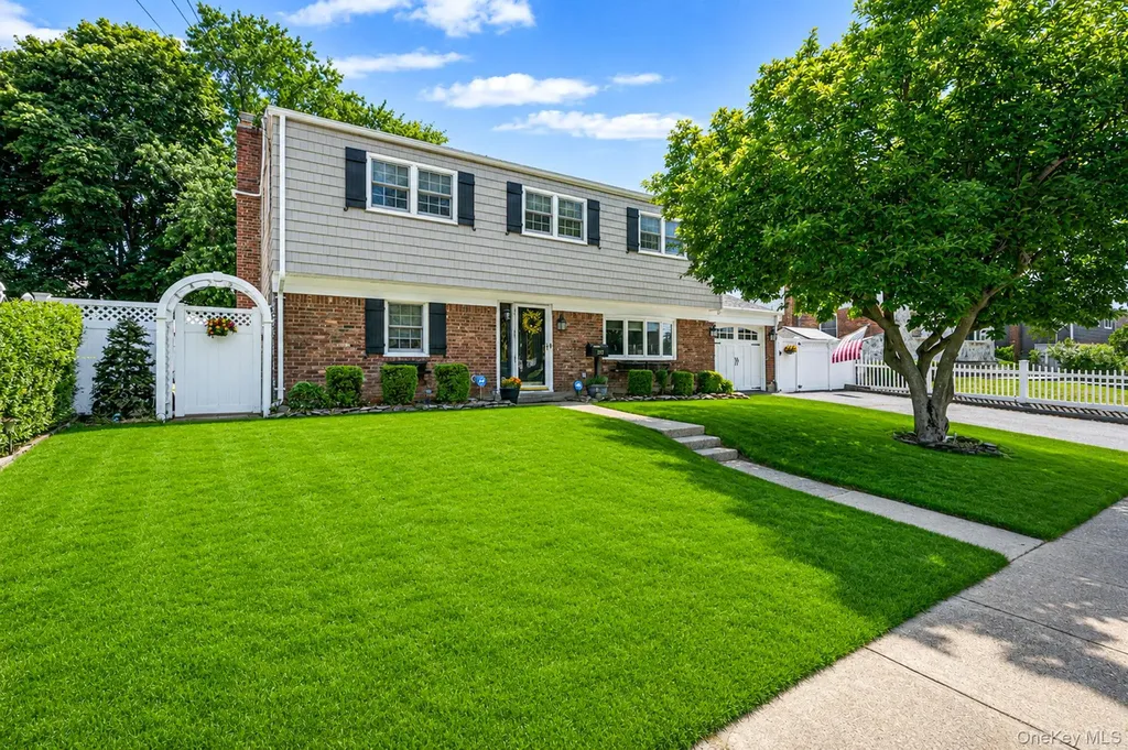 332 N Monroe Avenue Lindenhurst NY 11757