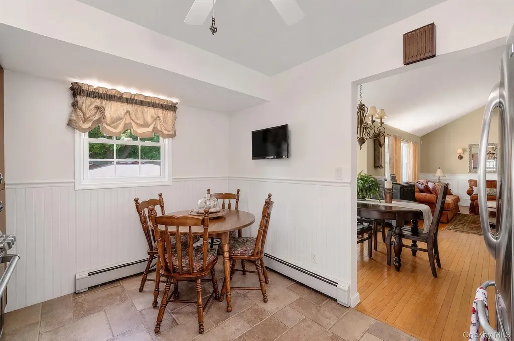 332 N Monroe Avenue Lindenhurst NY 11757