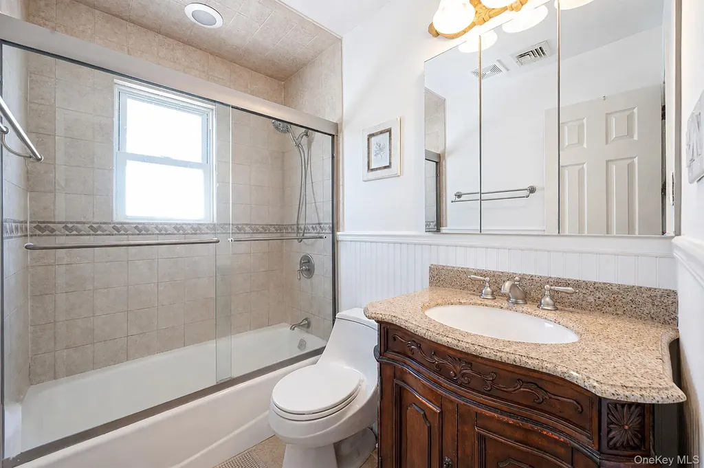 332 N Monroe Avenue Lindenhurst NY 11757
