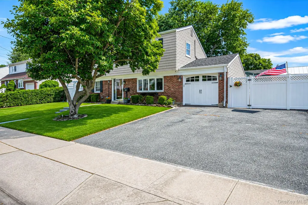 332 N Monroe Avenue Lindenhurst NY 11757