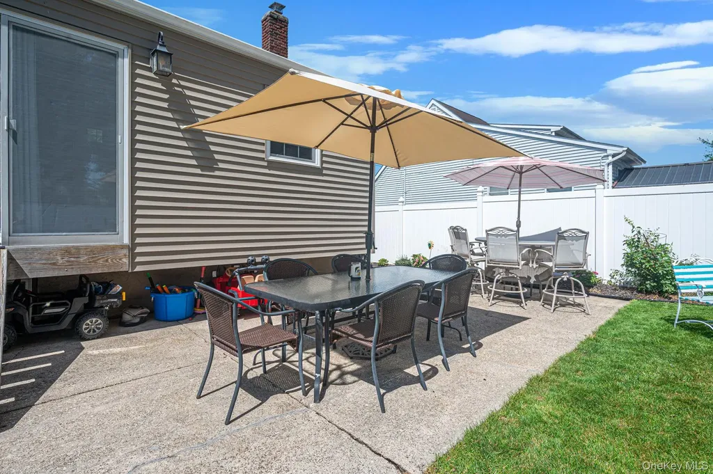 332 N Monroe Avenue Lindenhurst NY 11757