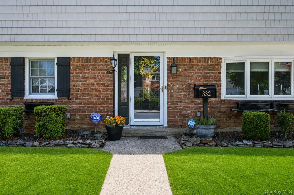 332 N Monroe Avenue Lindenhurst NY 11757