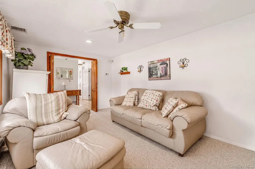 332 N Monroe Avenue Lindenhurst NY 11757