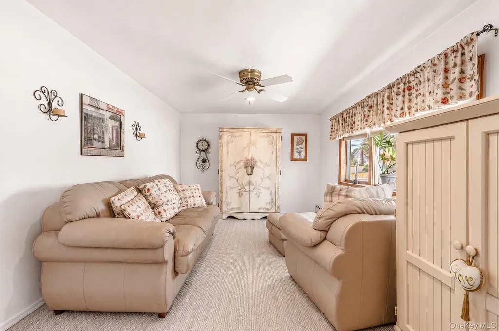 332 N Monroe Avenue Lindenhurst NY 11757