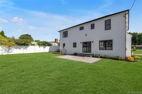 23 Garden Circle Syosset NY 11791