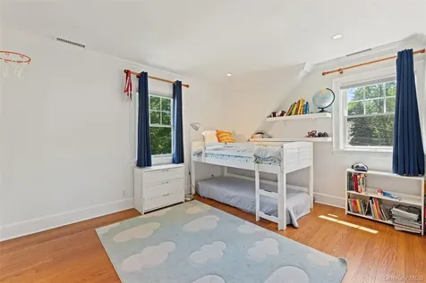 10 Cambridge Court Larchmont NY 10538