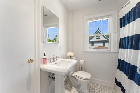 10 Cambridge Court Larchmont NY 10538