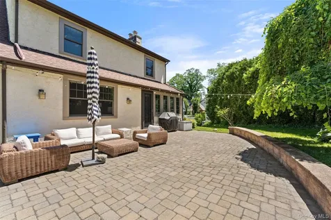 10 Cambridge Court Larchmont NY 10538