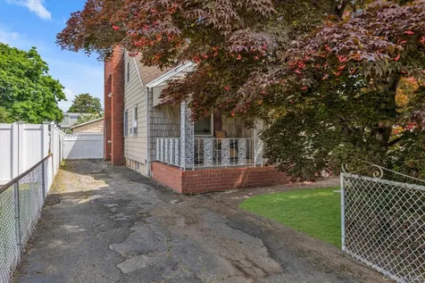 20 Francine Drive N Massapequa NY 11758