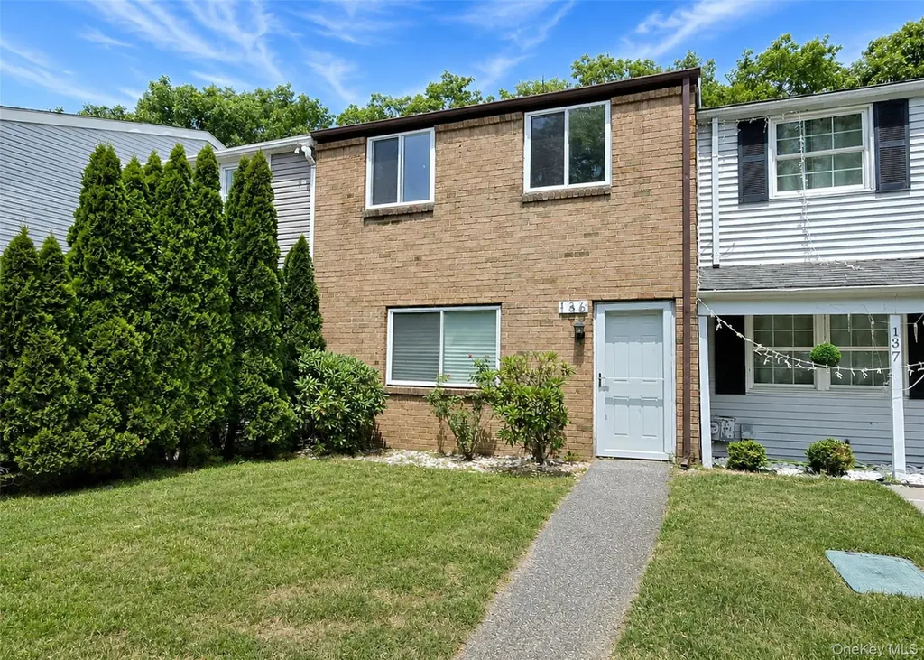 136 Hill Crescent Calverton NY 11933