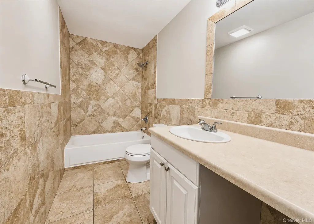 136 Hill Crescent Calverton NY 11933