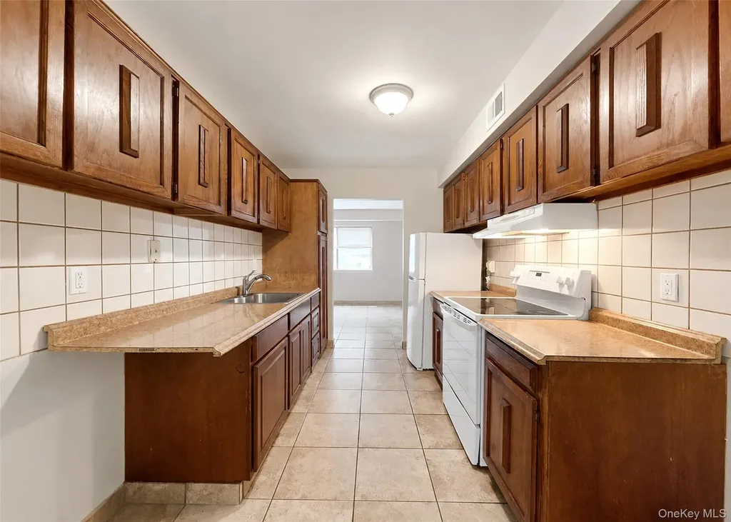 136 Hill Crescent Calverton NY 11933