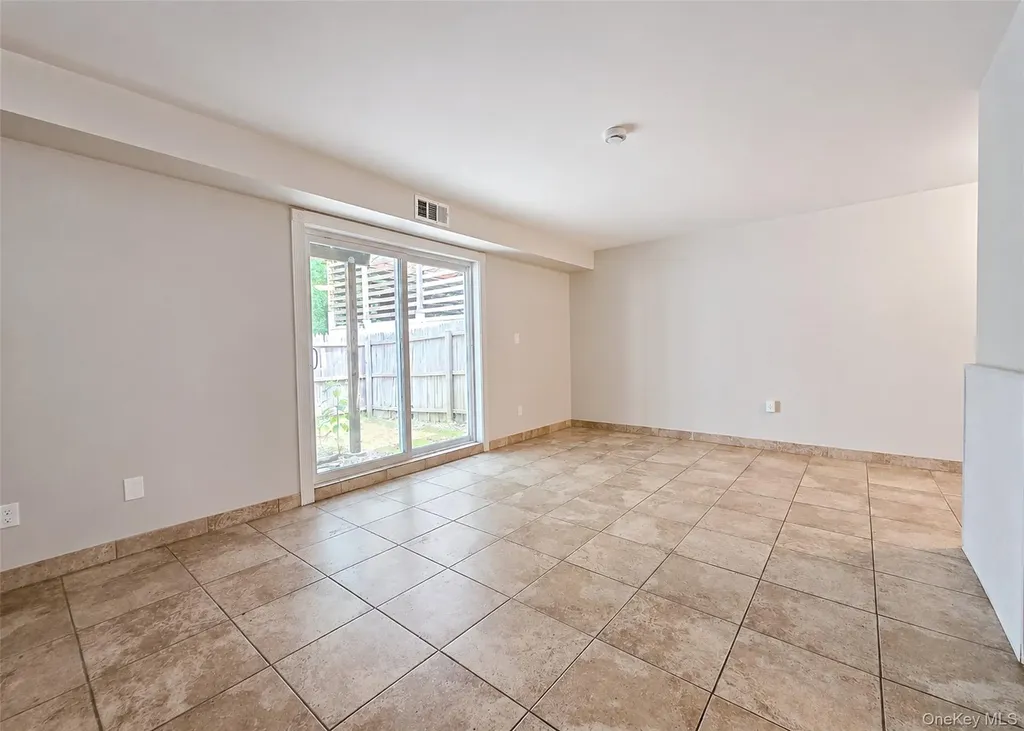 136 Hill Crescent Calverton NY 11933