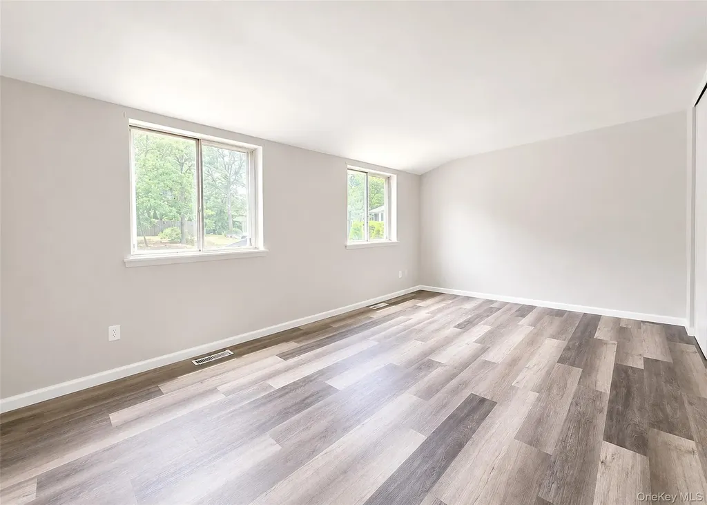 136 Hill Crescent Calverton NY 11933